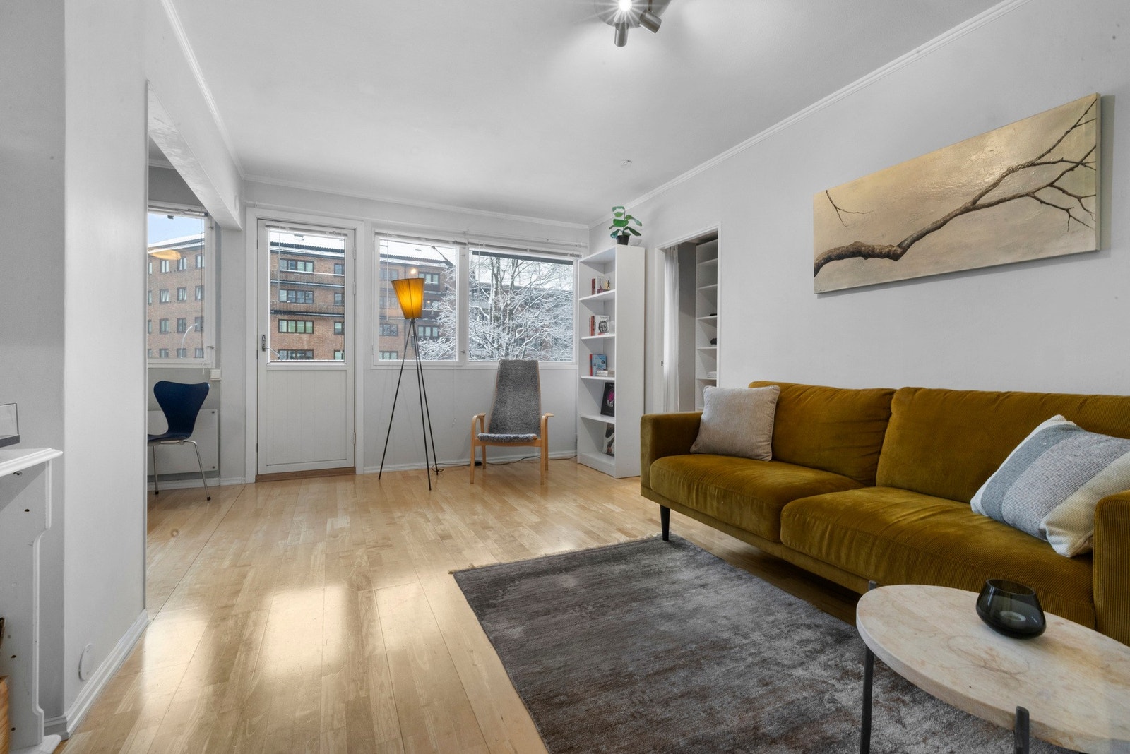 Stuen har flere møbleringssoner, hvor du har en naturlig del av stuen for tv- og sofagruppe Galleribilde