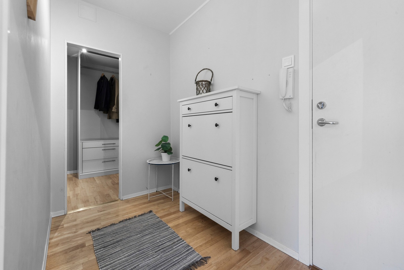 Entréen oppleves som romslig og innbydende Galleribilde