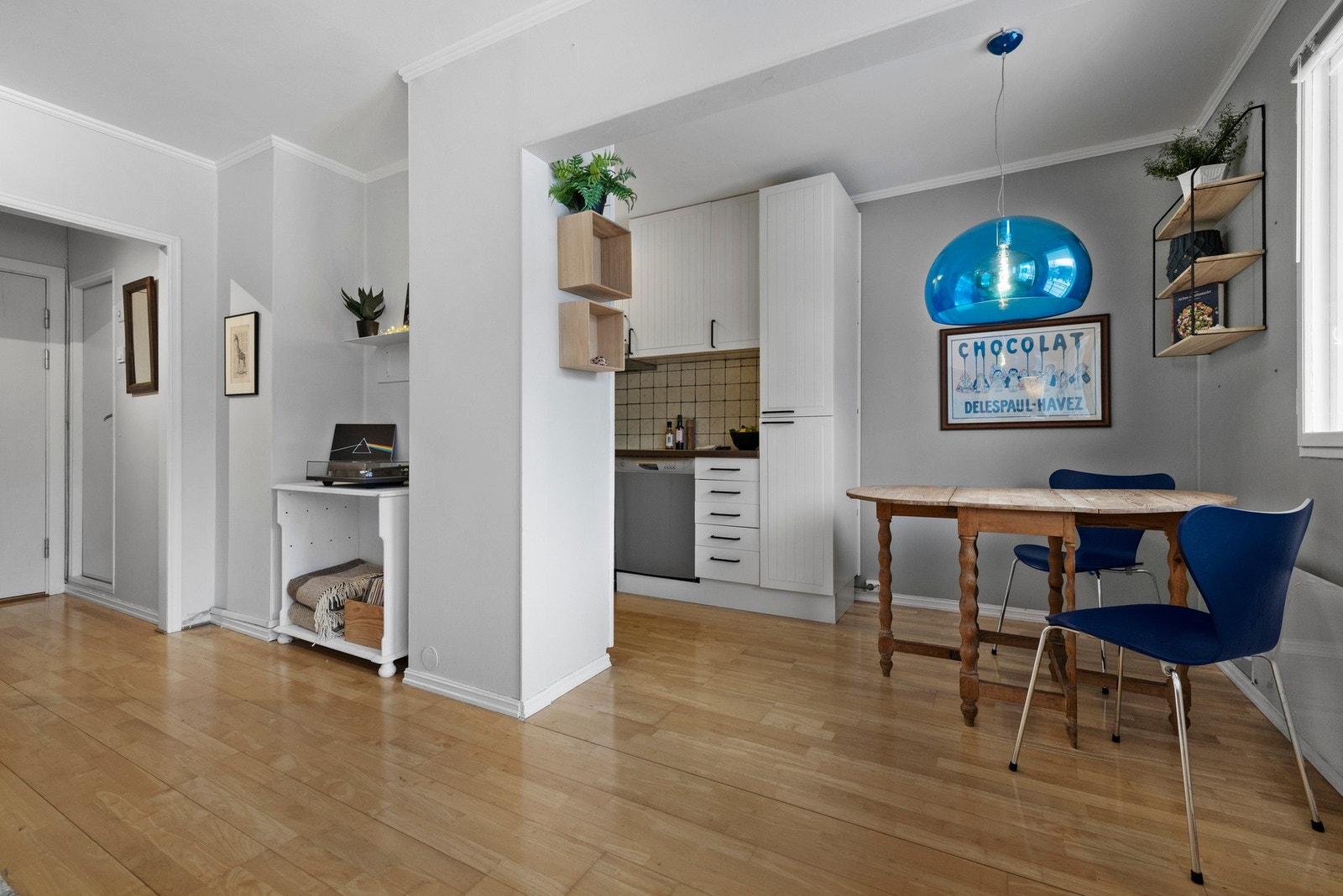 Plass til hyggelig spisegruppe som skaper et naturlig skille mellom stue og kjøkken Galleribilde