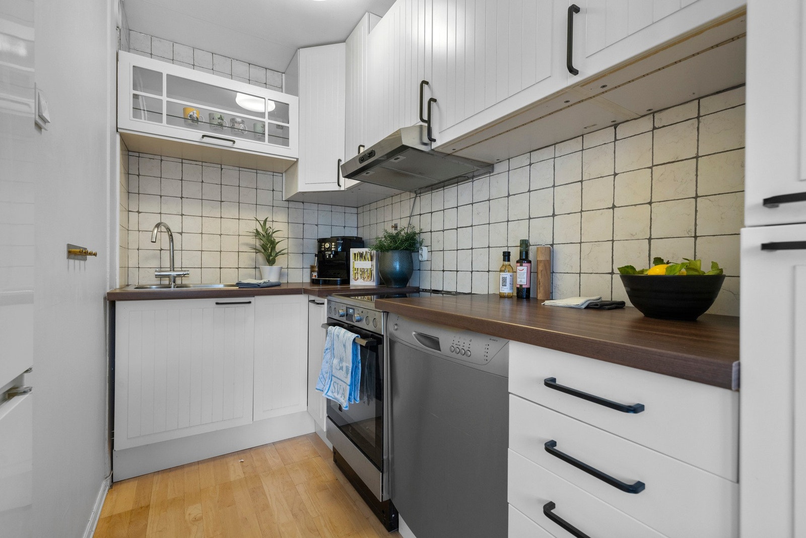 Stilrent kjøkken med praktisk benkeplass Galleribilde