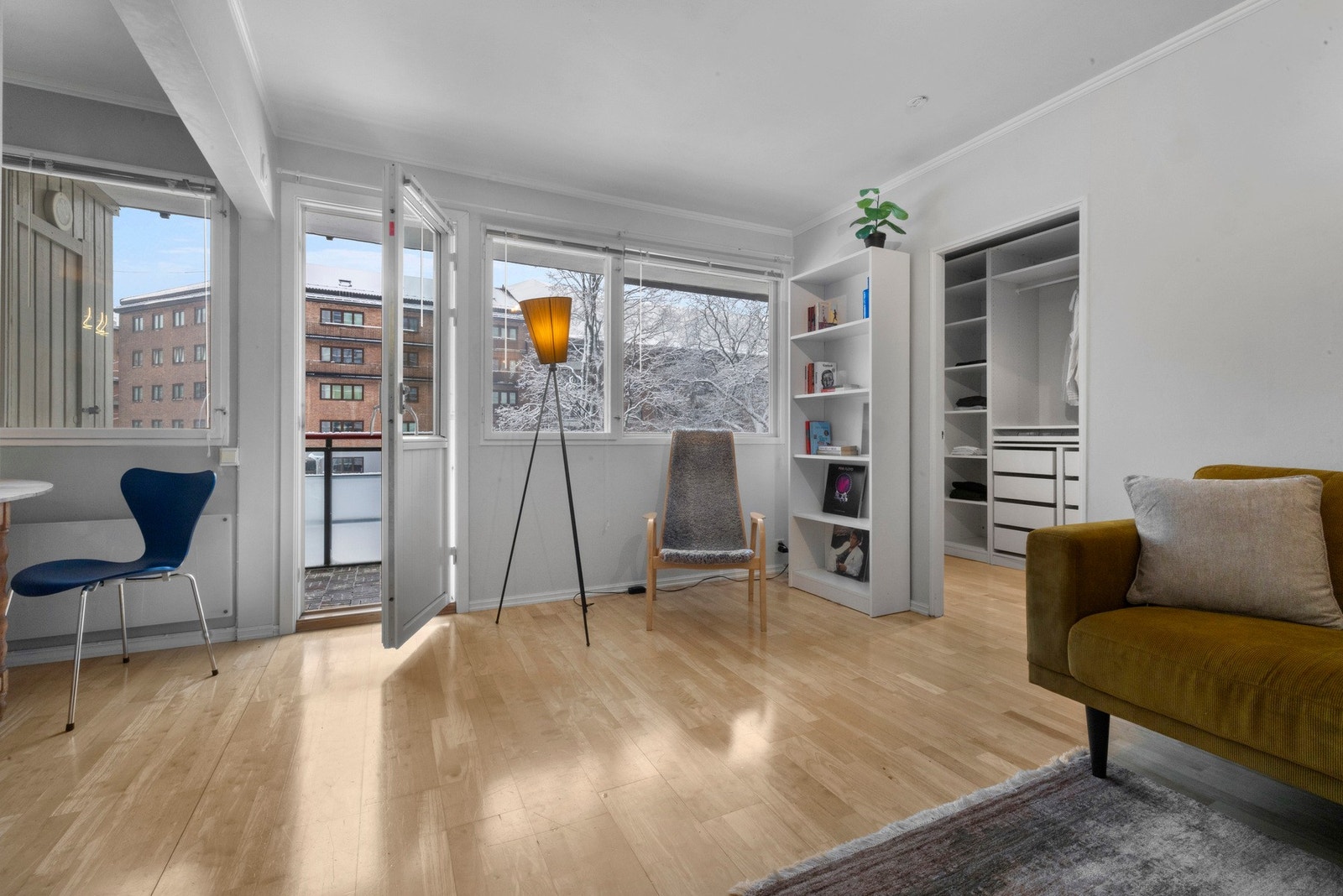 Romslig stue med naturlig lys, samt lite innsyn Galleribilde