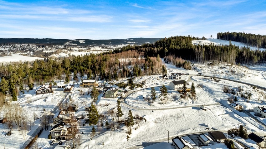Tomten ligger i et flott og solrikt område under vekst, og har kort vei til sentrum, togstasjon, og matbutikker. Galleribilde
