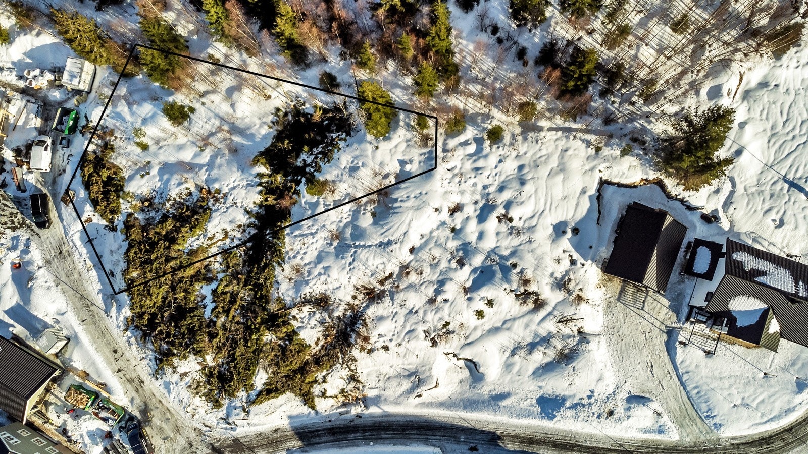 Tomten har en grunnflate på ca. 939 kvm og BYA på 30%. Tomtegrensene er tegnet opp digitalt og avvik vil forekomme. Galleribilde