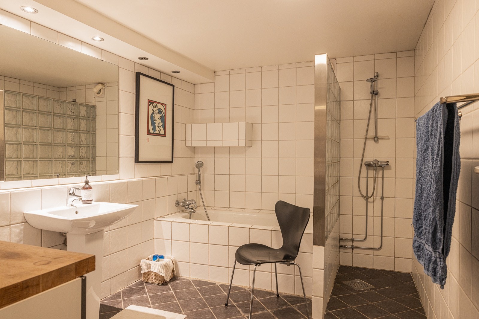 Baderommet er opplyst og være fra 2009, og byr bl.a. på innebygd baderkar, servant og dusjhjørne. Galleribilde