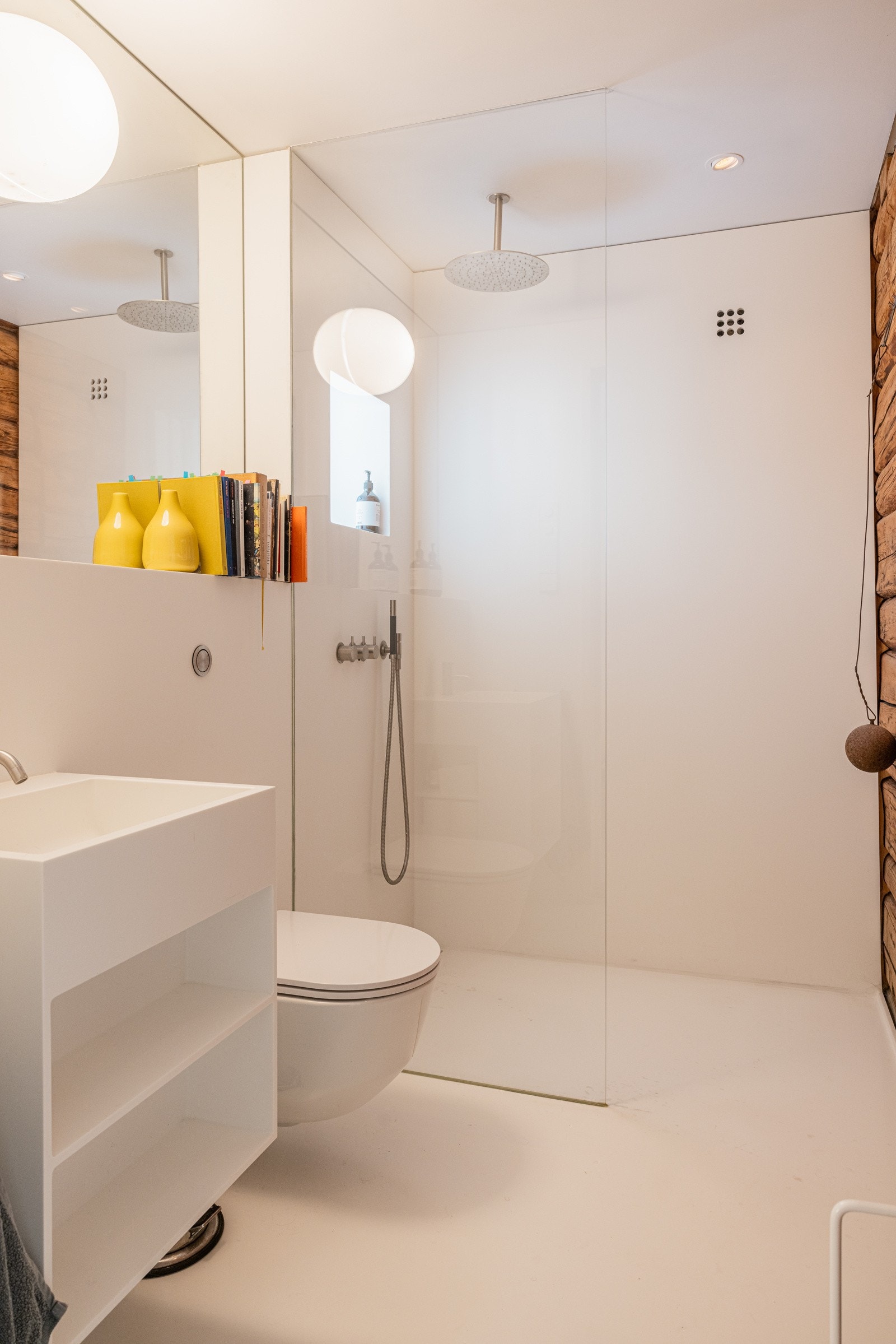 Delikat baderom fra 2017 med behagelig gulvvarme. Gulvmaterialet er av typen Corian. Galleribilde