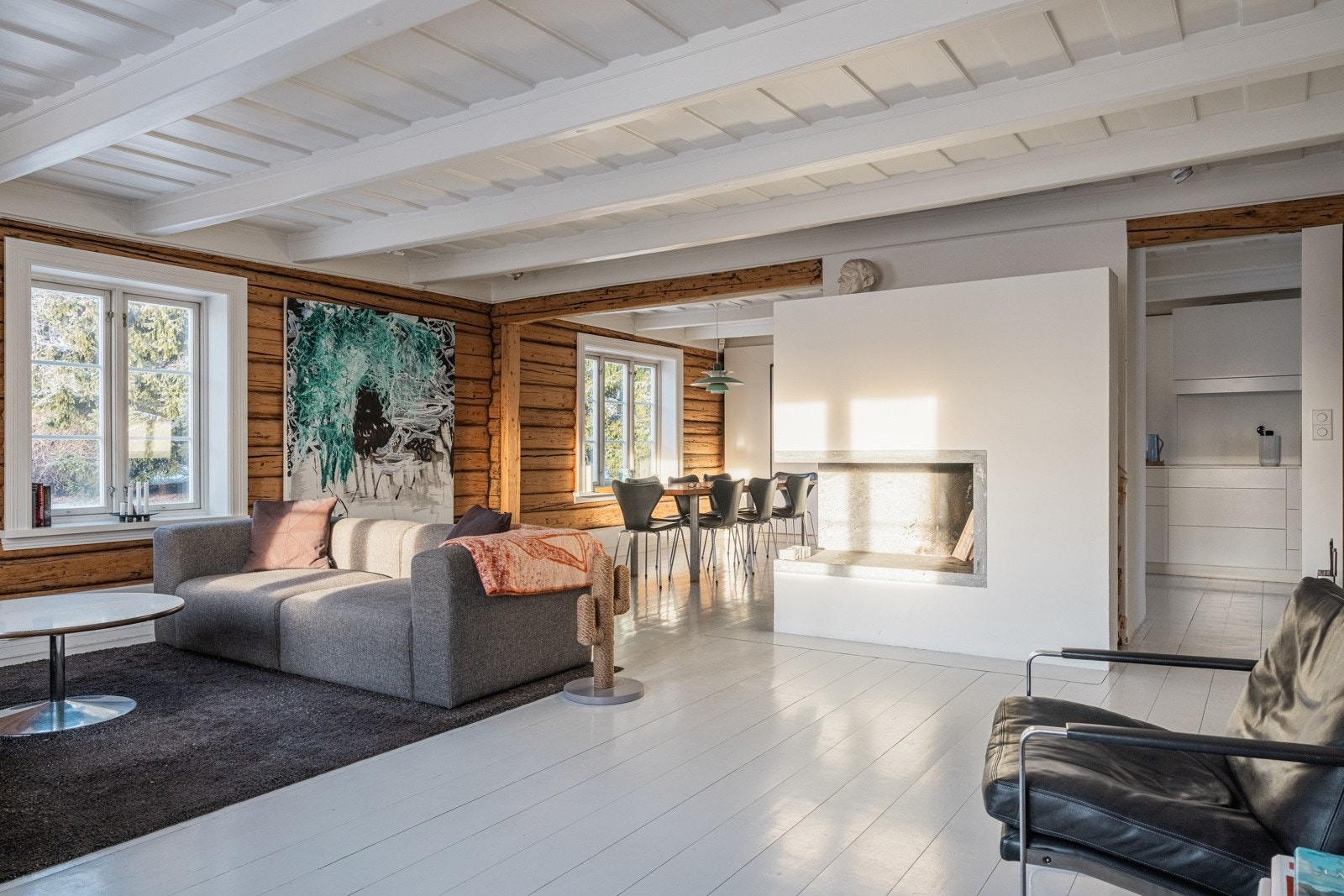 Stuen er romslig med plass til sofagruppe, sittegruppe, hyller/skap til oppbevaring m.m. Galleribilde