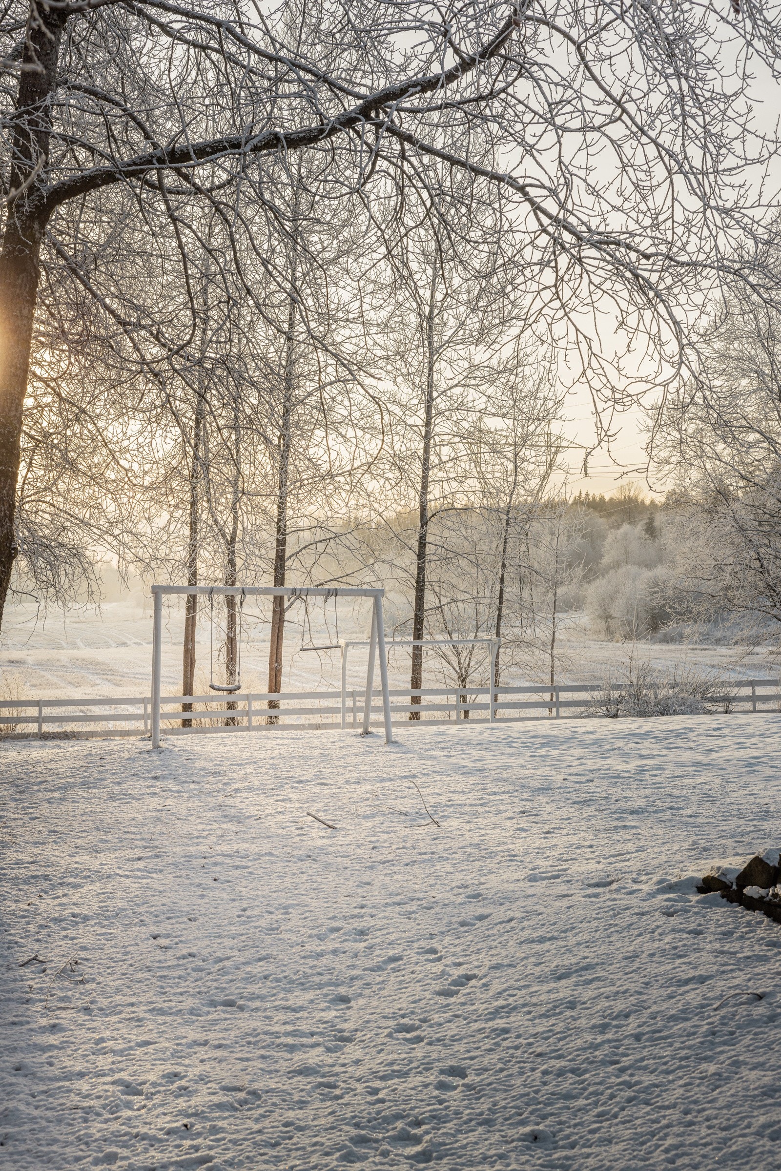 Fri utsikt over åker- og skogslandskap, god avstand til naboer og øvrig bebyggelse. Galleribilde
