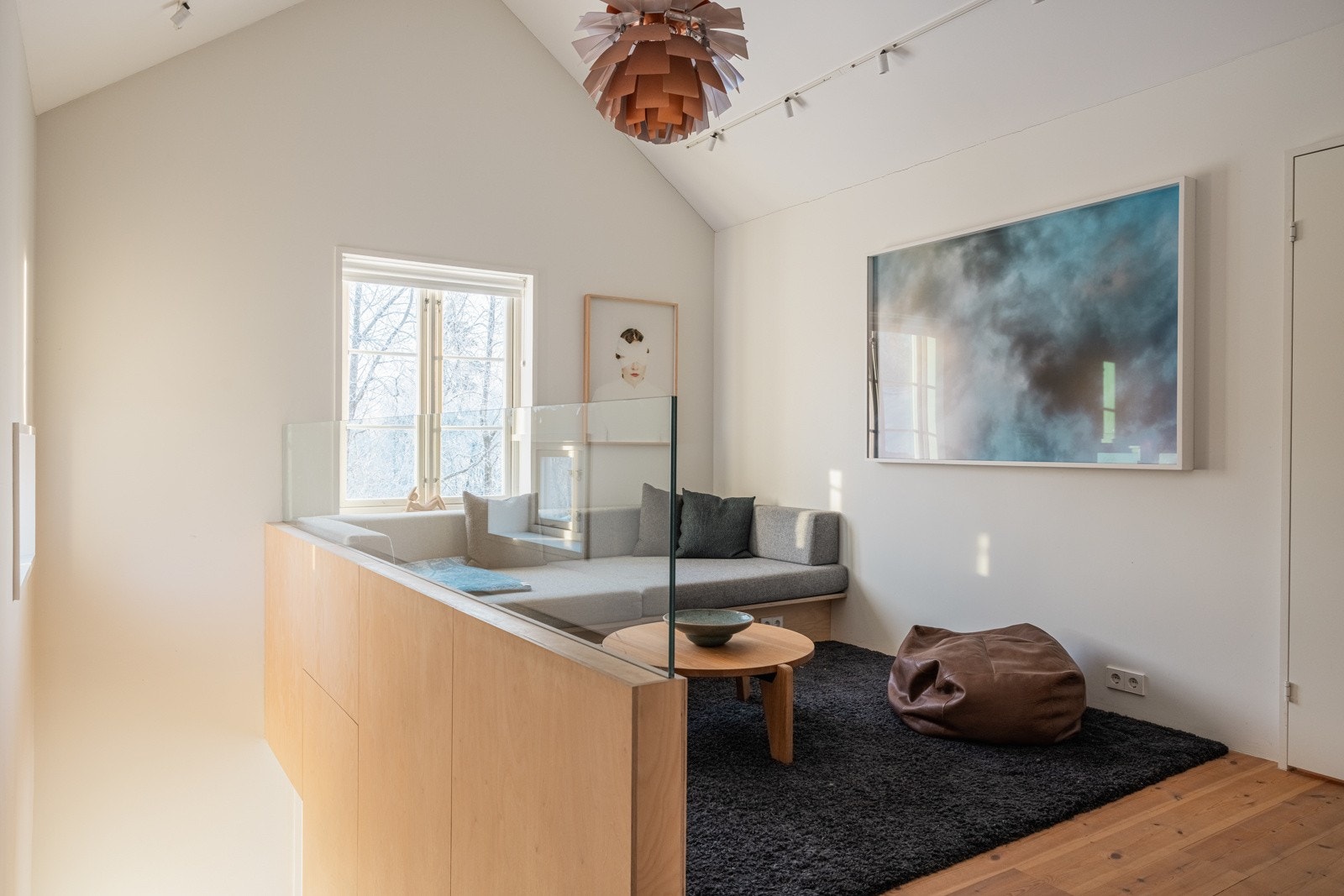 Når du kommer opp i etasjen blir du møtt med en liten tv-stue - perfekt for avslapning og late dager. Galleribilde