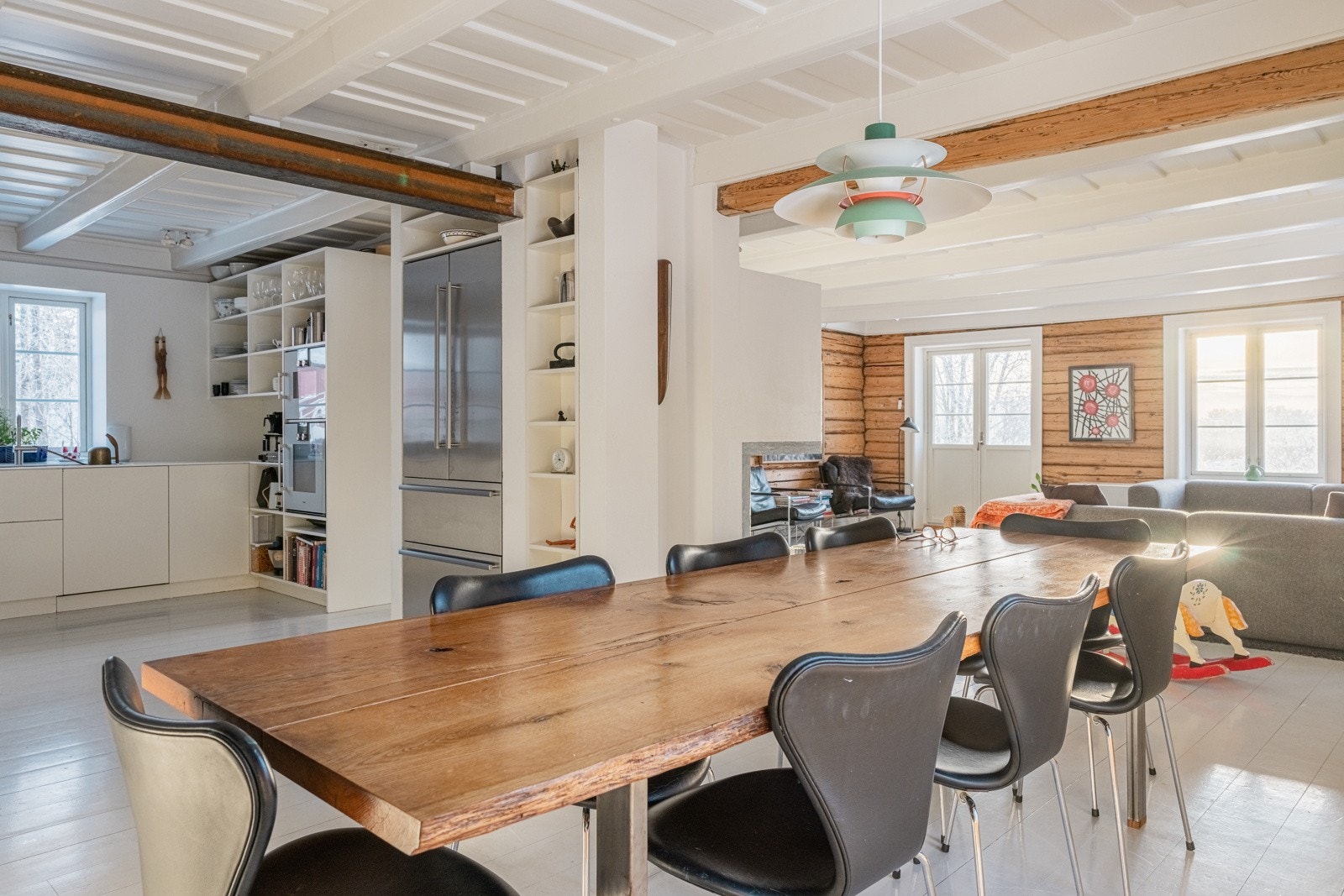 Gjennomgående planløsning og vinduer på alle fire vegger gir mye naturlig lys. Galleribilde