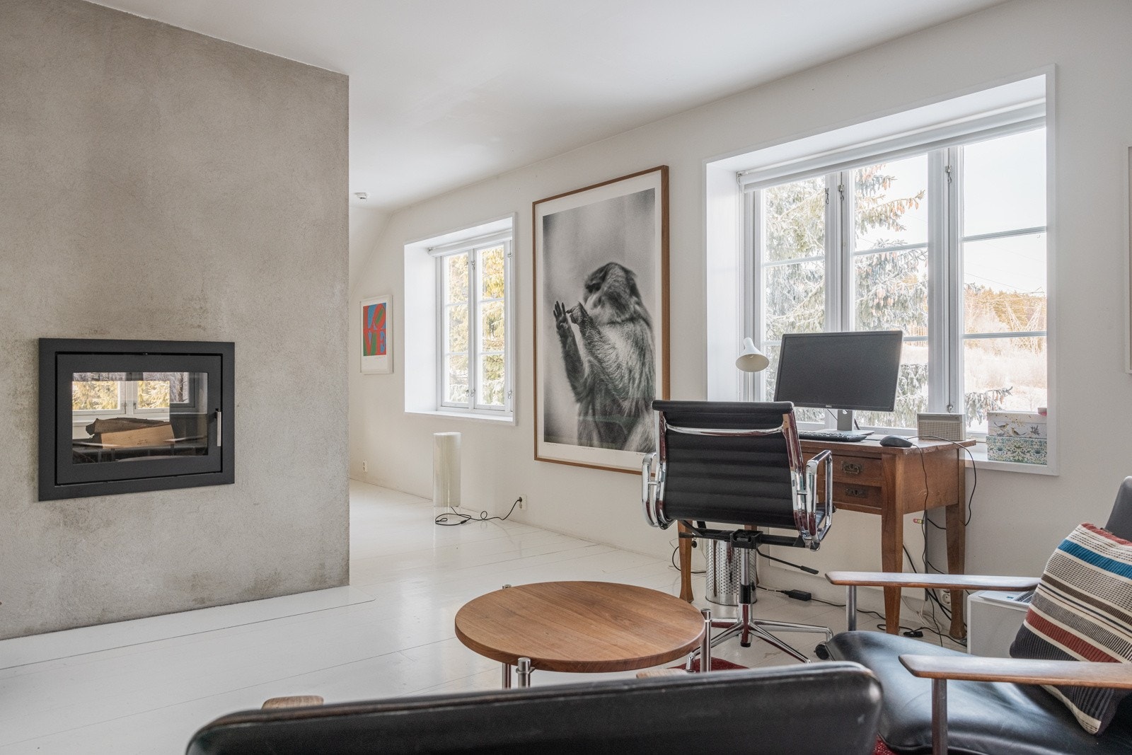 Hovedsoverommet er behagelig plassert i overetasjen med vinduer på tre av fire vegger. Galleribilde