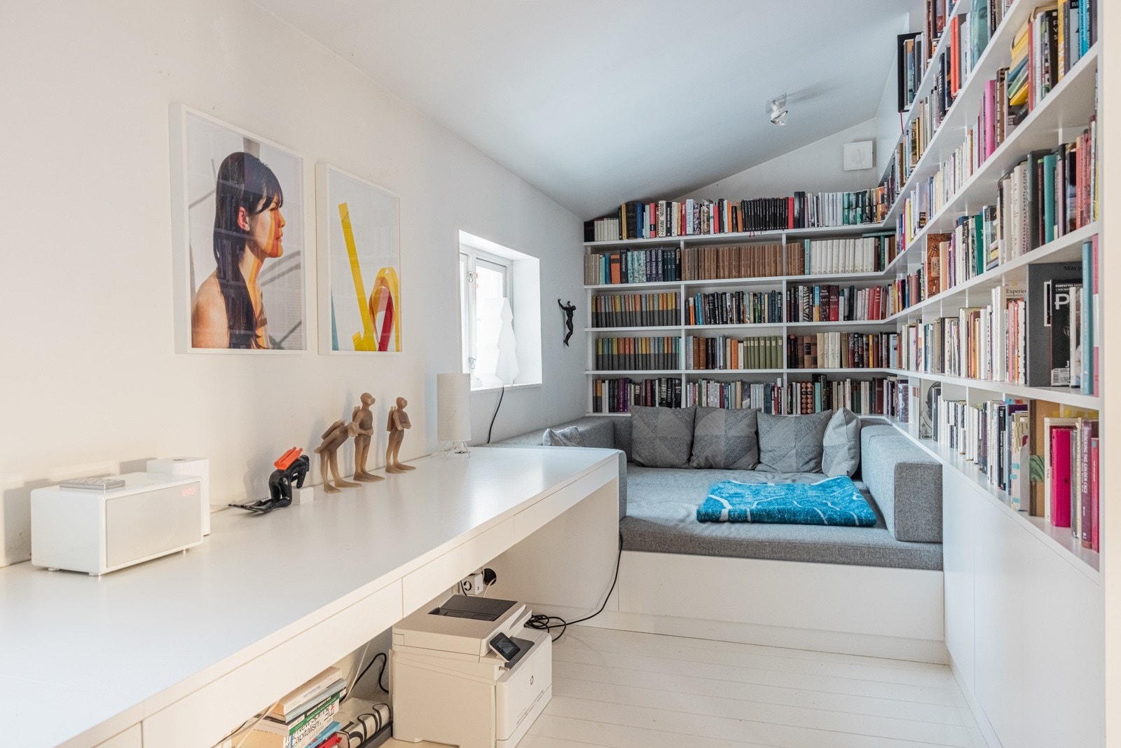 Etasjen byr videre på et soverom/kontor. Soverommet er romslig og fint plassert med flere møbelsnekrede løsninger. Galleribilde