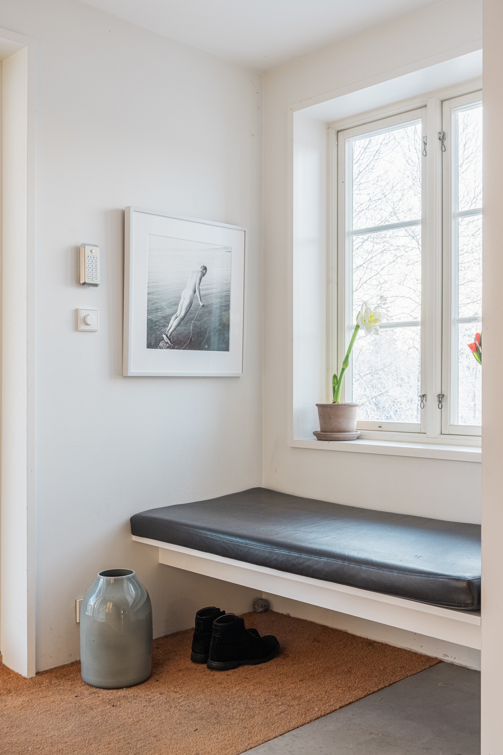 Plassbygd benk bidrar til en enkel og effektiv hverdag. Galleribilde