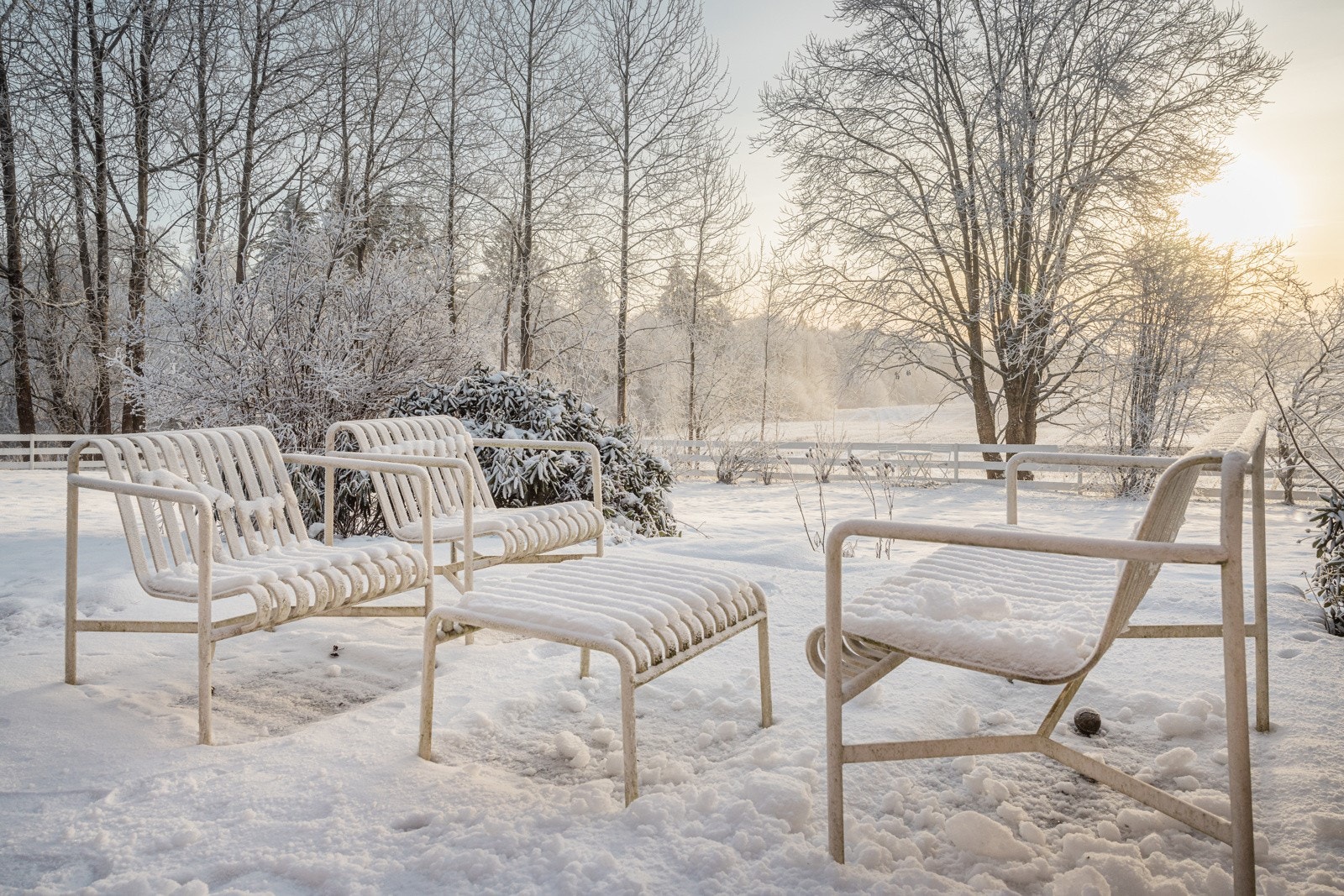 Tomten er pent opparbeidet, hovedsaklig med gressplen. Gruset gårdsplass, og trelagte plattinger på uteplass mot syd. Parkering på egen tomt, gruset gårdsplass med plass for flere biler. Galleribilde
