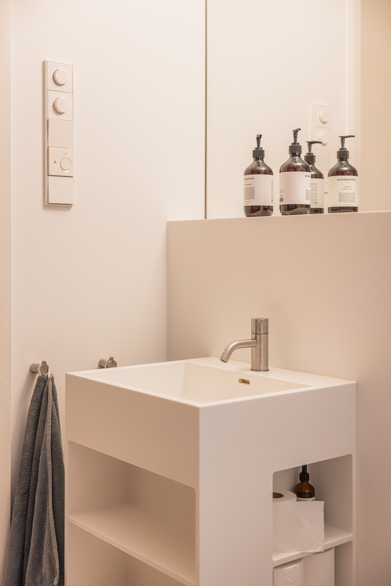 Dusjhjørne med glassvegg, sluk i sone, regnfallsdusj og termostatstyrt blandebatteri. Beysning via downlights i himling. Vegghengt toalett. Galleribilde