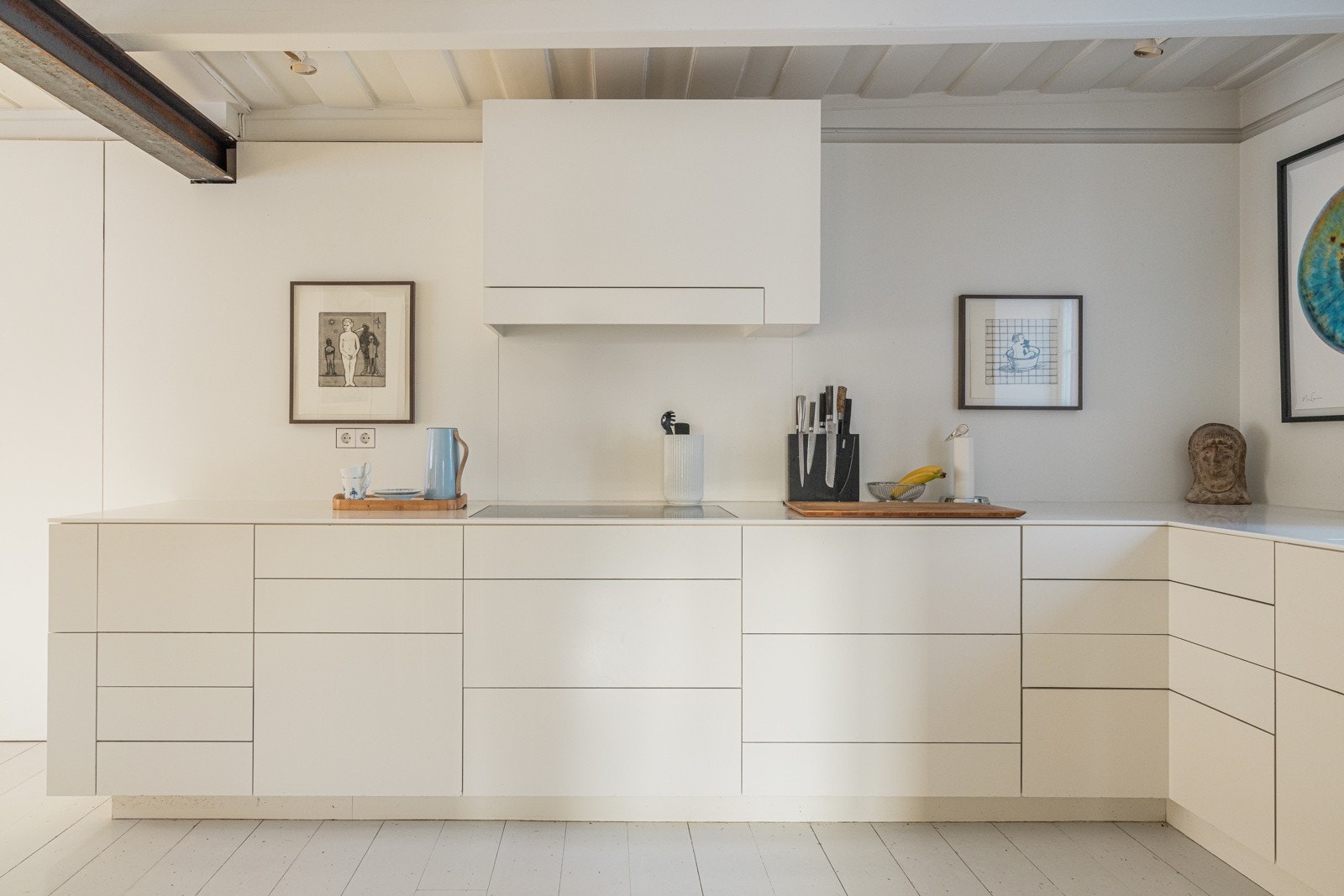 Spesialtilpasset kjøkken fra 2016. Kjøkkenet er spesiallaget av "Caspari Møbelsnekkeriet AS". Galleribilde