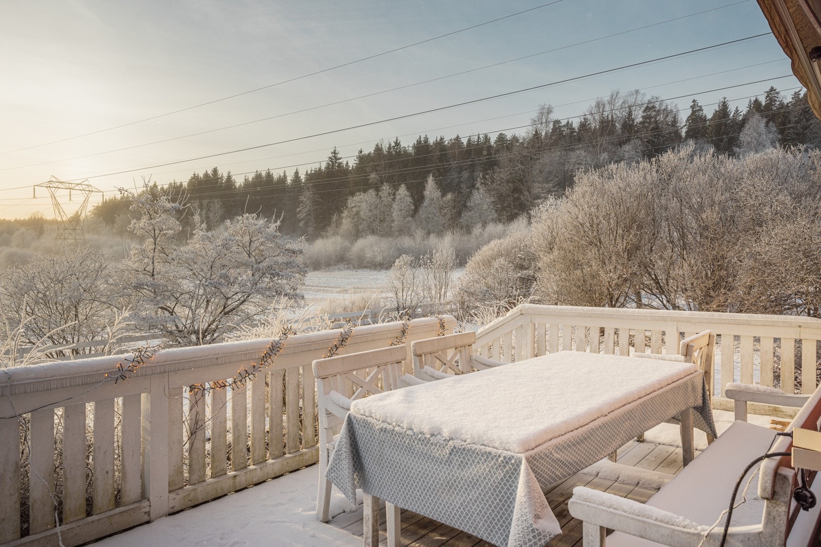 En sjelden tilgang til skogen, naturen og dyr. Bademuligheter hele året. Samtidig er det kort vei til T-bane og butikk. Galleribilde