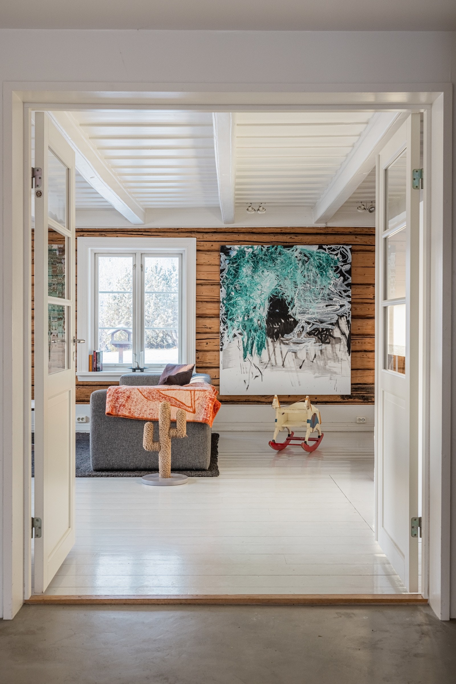 Gården har et historisk særpreg fra 1800-tallet med original laft synlig i flere rom i hovedhuset. Galleribilde