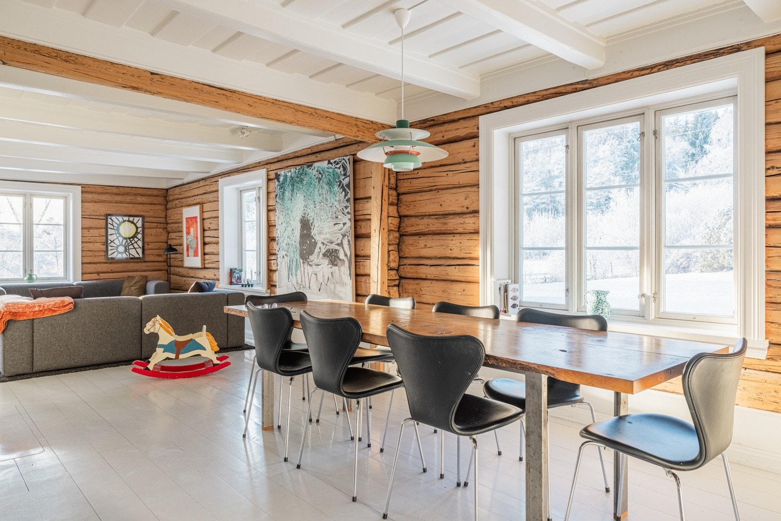 Eiendommen er meget innholdsrik, og består av bolighus over fire plan og låve. Galleribilde