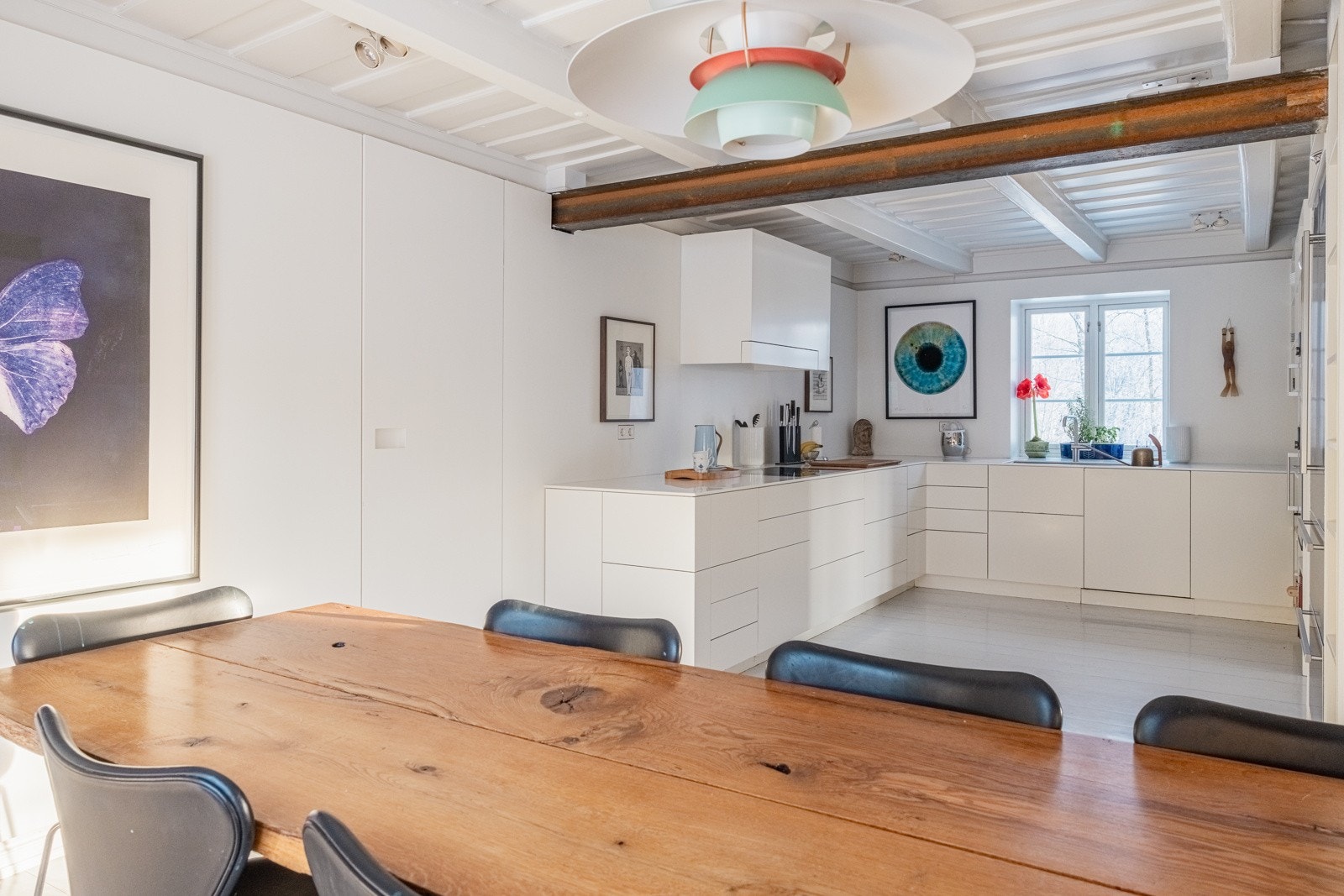 Etasjen byr på behagelig gulvvarme i stue, på kjøkken, hall og baderom. Galleribilde