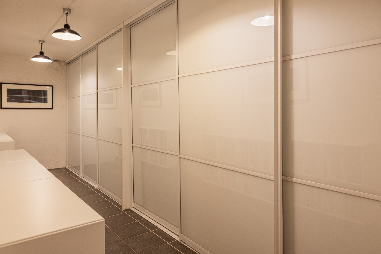 Garderobeløsning i kjeller. Galleribilde