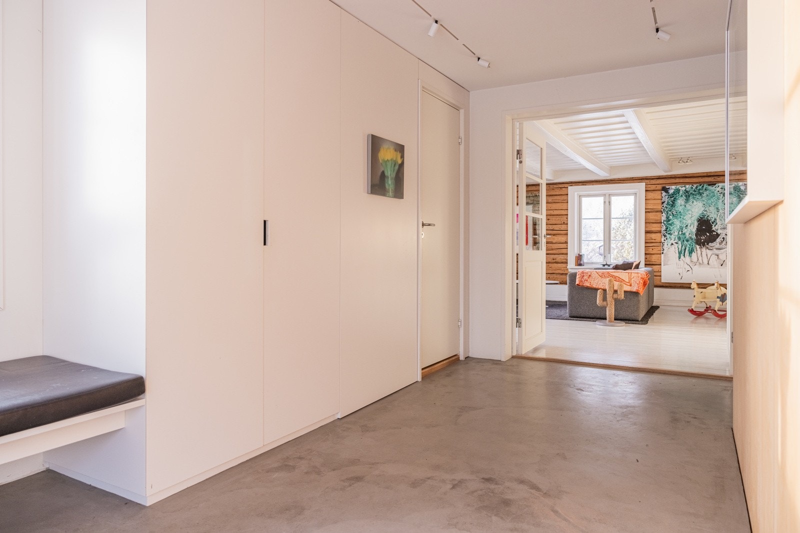 Innbydende entré/hall med behagelig gulvvarme og microsement i gulv og lyse veggflater. Galleribilde