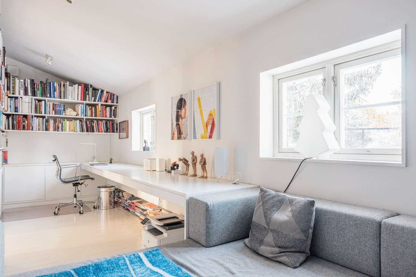 Rommet byr på plassbygget seng/sofa, bokhyller og en stor pult som gir deg en ypperlig mulighet til å benytte deg av et fullverdig hjemmekontor. Galleribilde