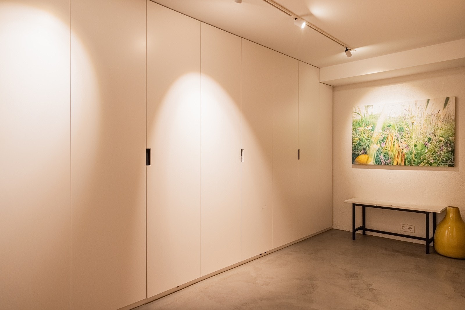 Gode garderobemuligheter i stort closet i kjeller. Galleribilde