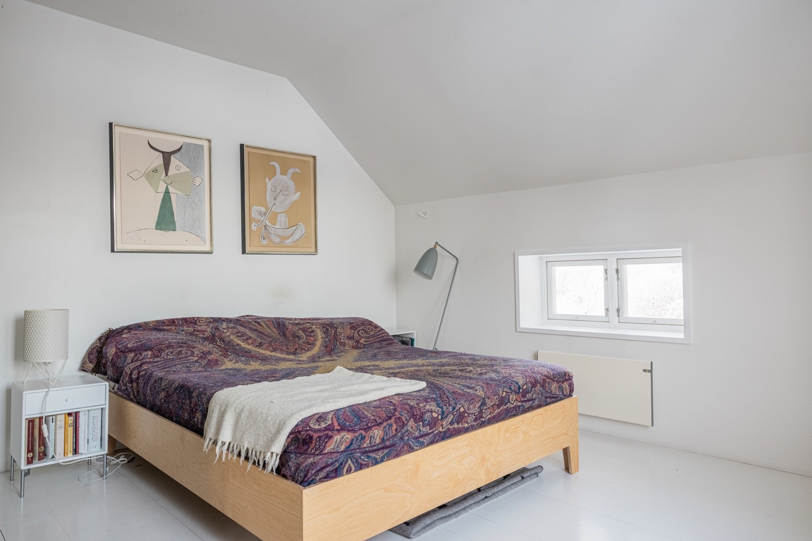 Rommet har en romslig løsning, med plass til soveseksjon i den ene enden og sofaseksjon i den andre. Galleribilde