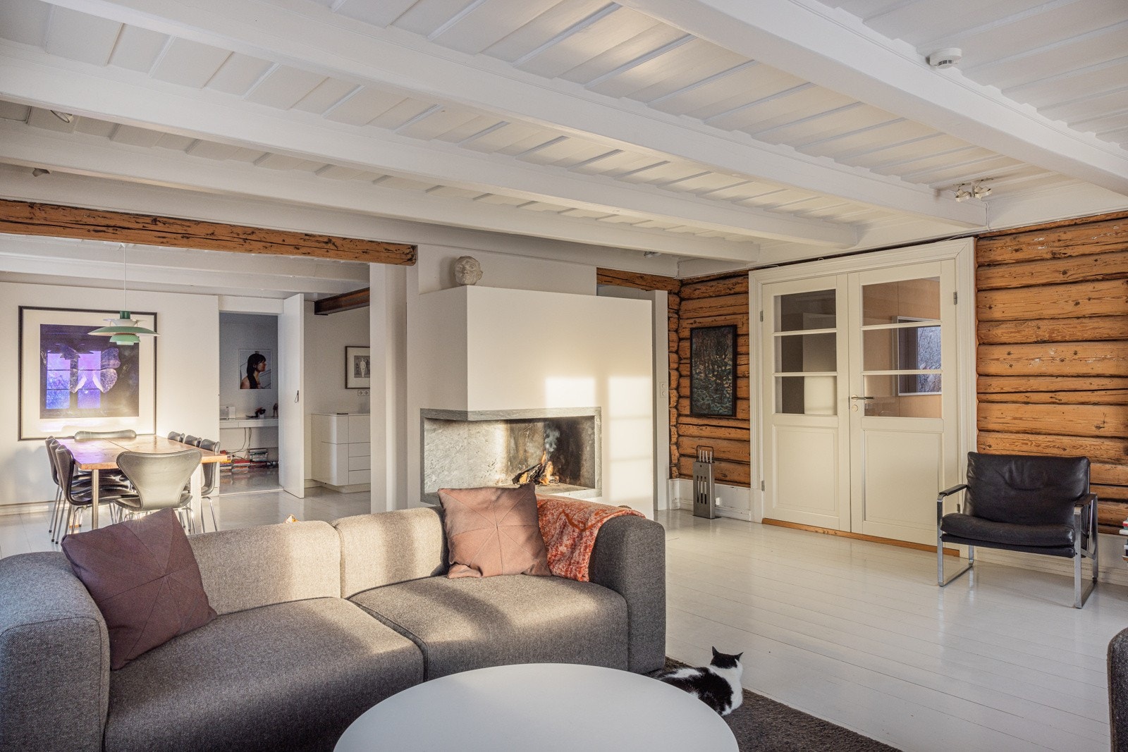 Originalt tregulv tilfører boligen det klassiske preget sammen med laft og bjelker. Galleribilde