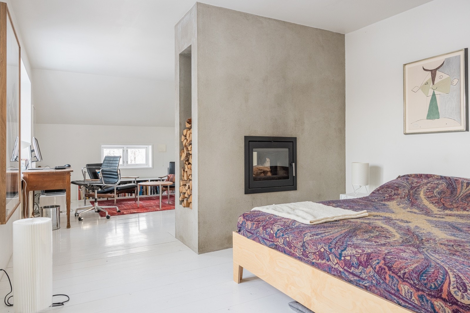 Moderne, plassbygd peis, innebygd i konstruksjon mellom seksjonene og kan nytes fra begge begge ender i rommet. Galleribilde