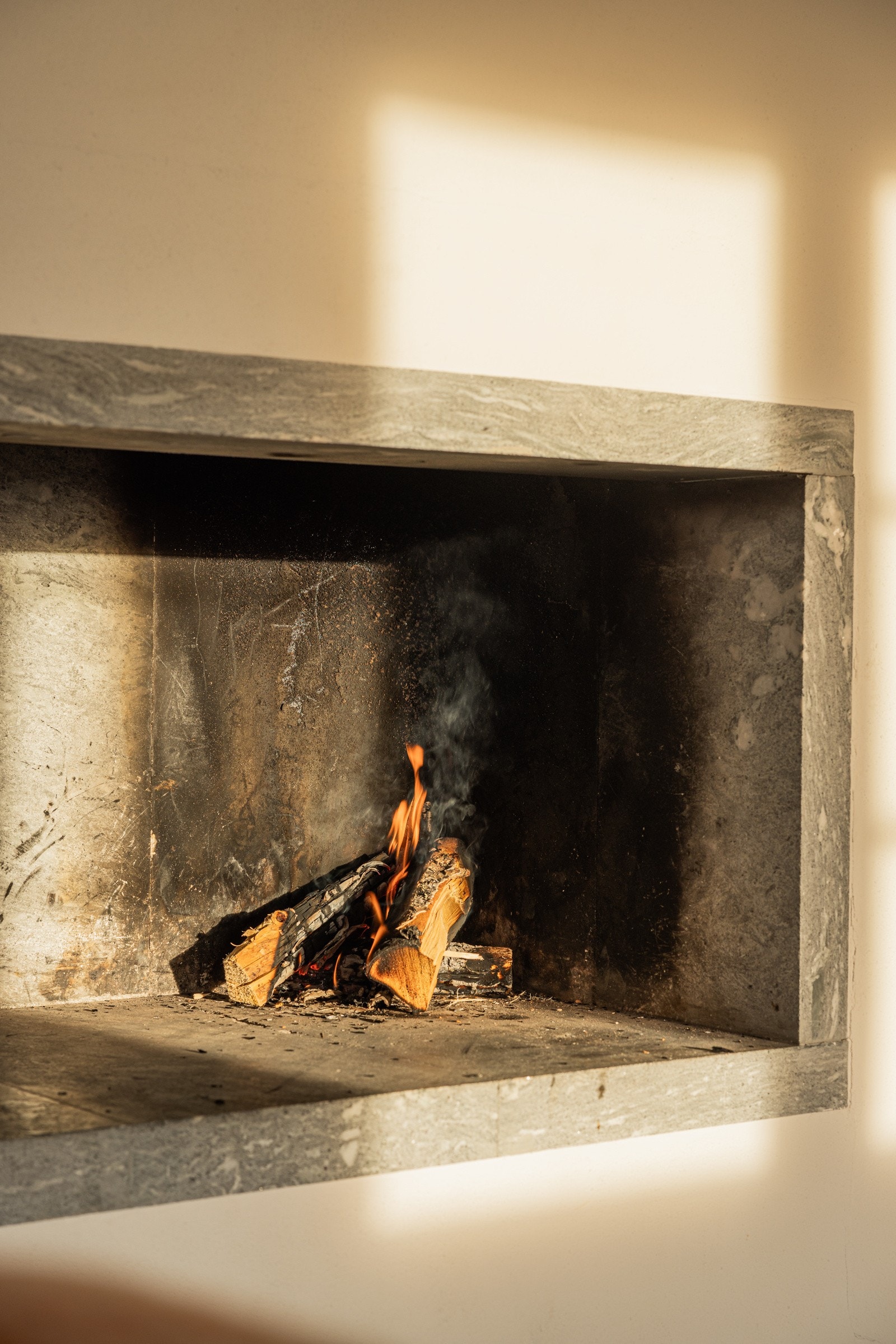 Peisen tilfører rommet en god porsjon med varme og kos gjennom vinterhalvåret. Galleribilde