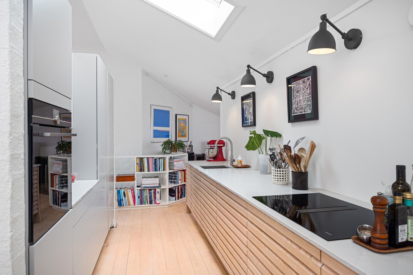 - Kjøkkenet ligger i en fin, delvis åpen løsning med stuen og har flott, moderne innredning fra 2020 - Galleribilde