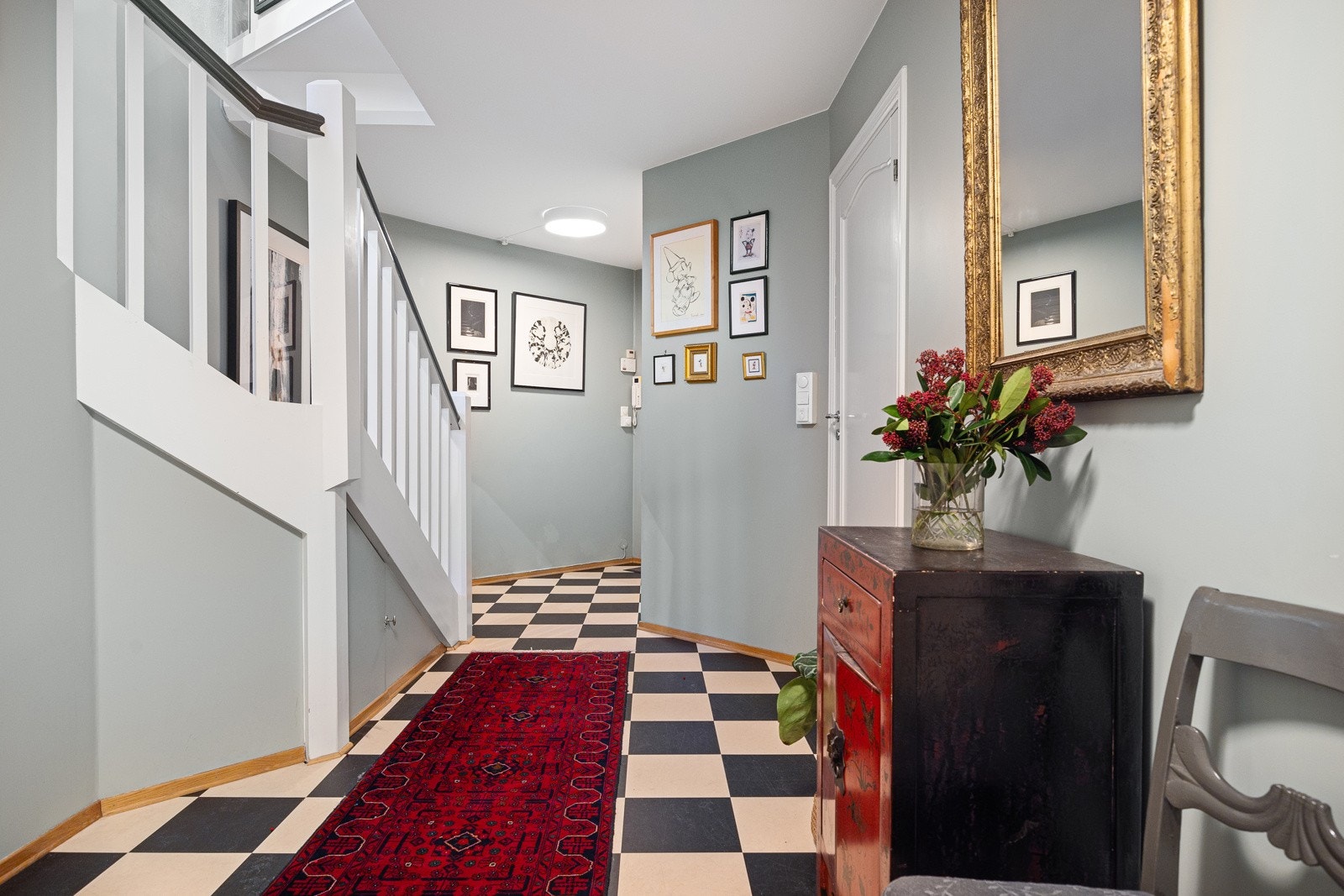 - Romslig mellomgang med god plass til klær, sko, skoskap, kommoder etc. Ekstra lagringsplass under trappeløp - Galleribilde