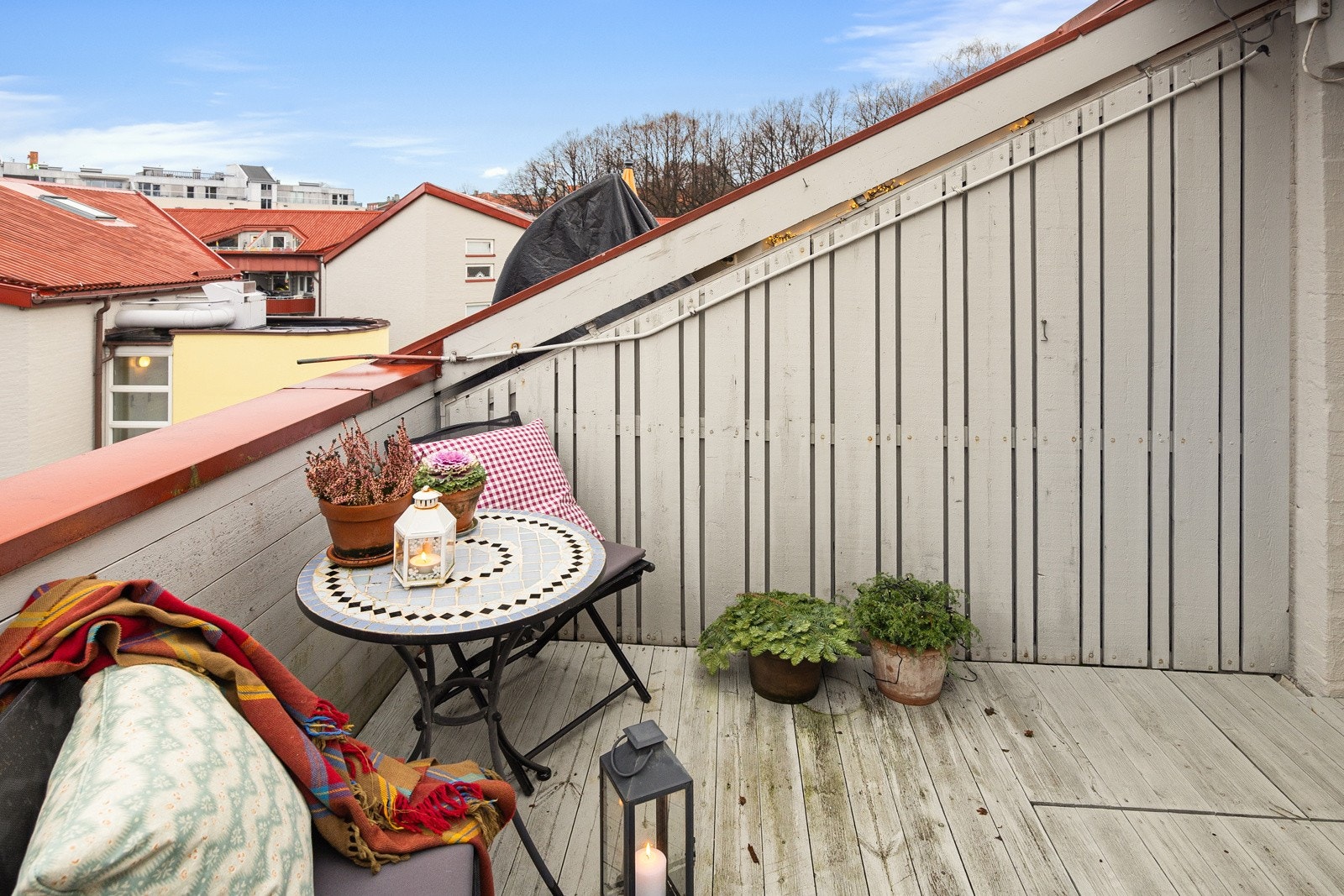 - Plass til sittegruppe, grill og beplantning - Galleribilde