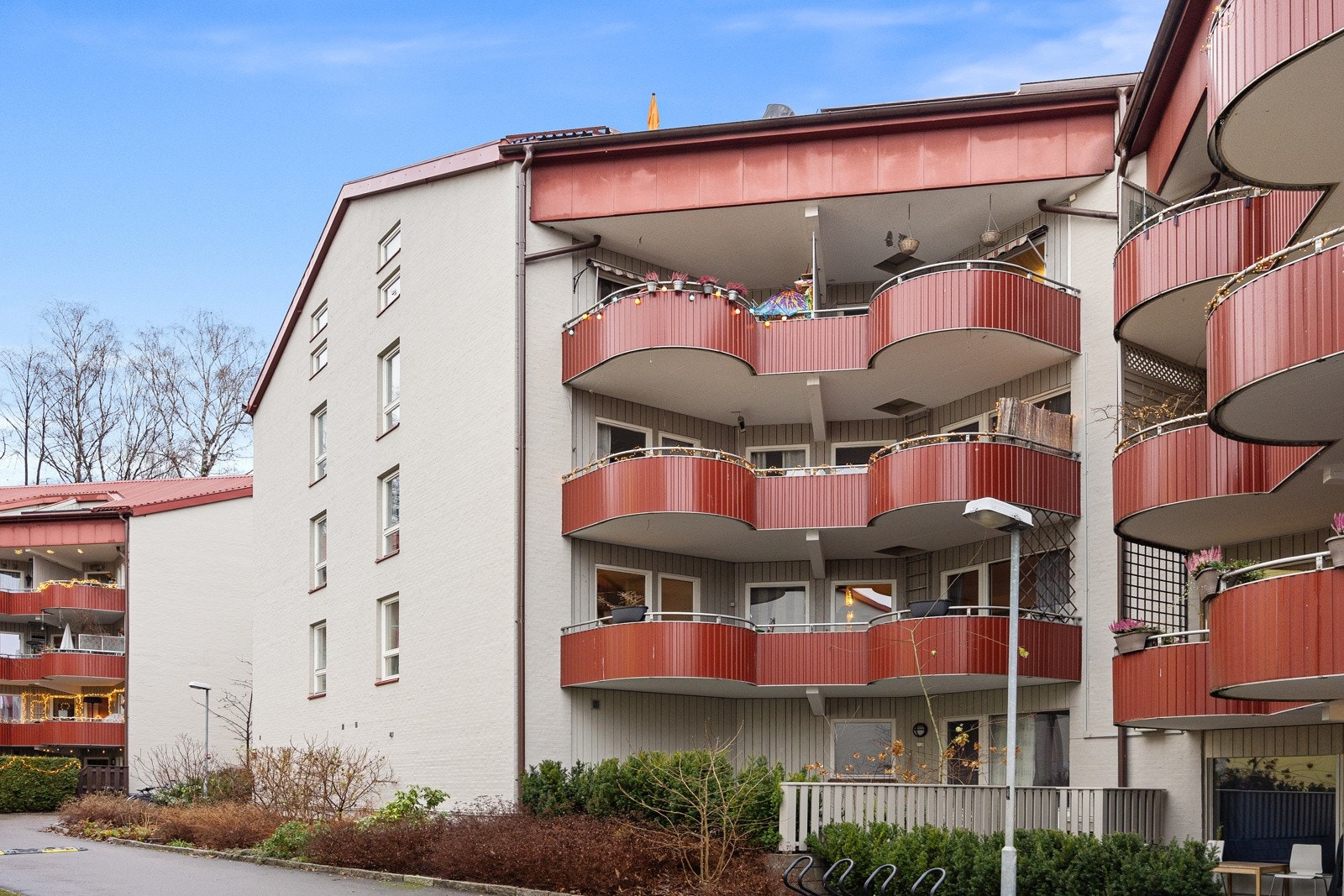 - Fasade. Leiligheten ligger i 4. etg / loftsetasje og har balkong i begge etasjer - Galleribilde