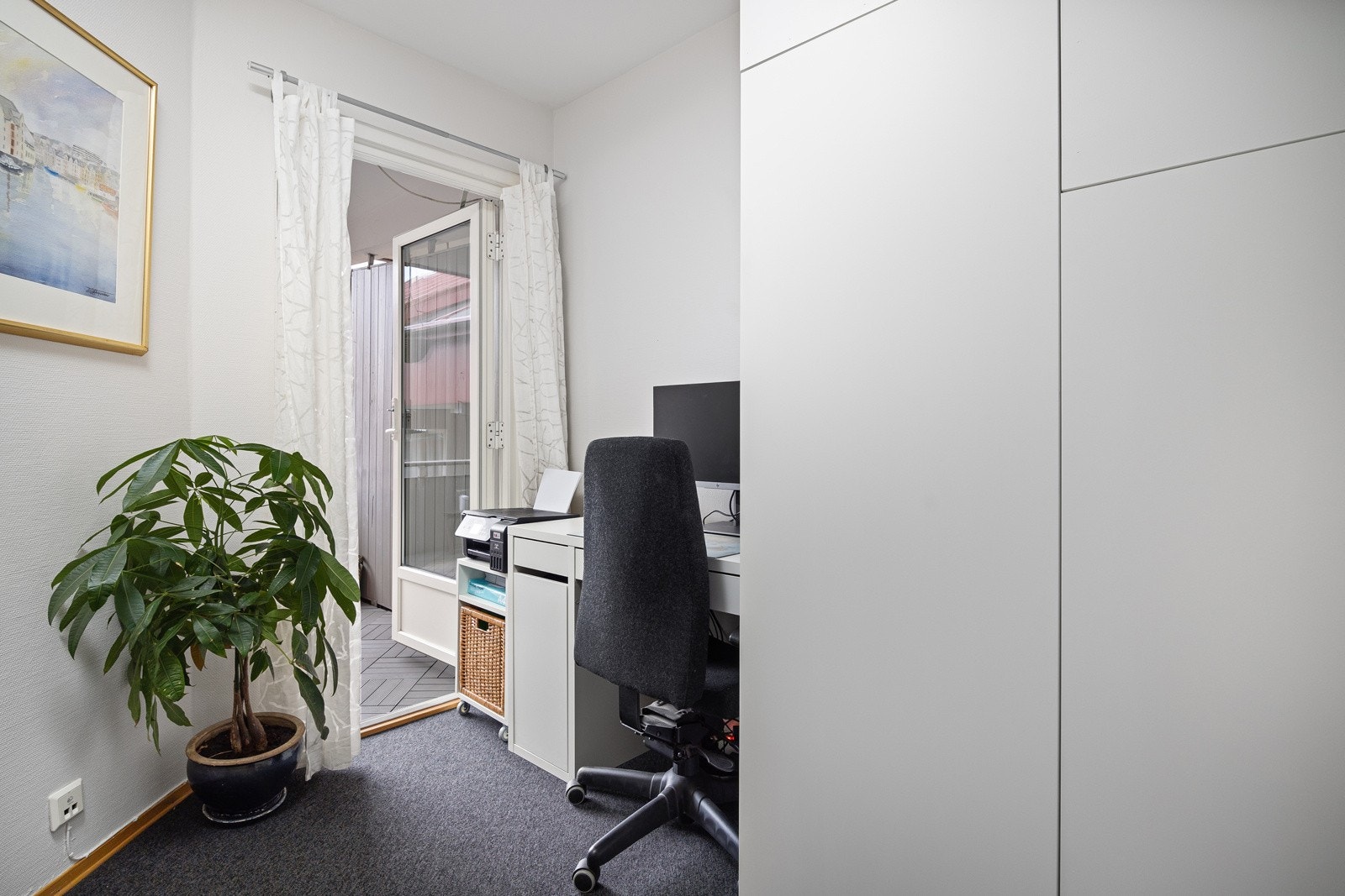 - Praktisk kontor med utgang til balkong - Galleribilde