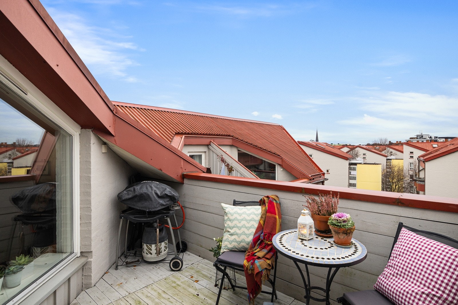 - Balkongen i loftsetasjen er 7 m² og har sol til ca kl 22:30 sommerstid - Galleribilde