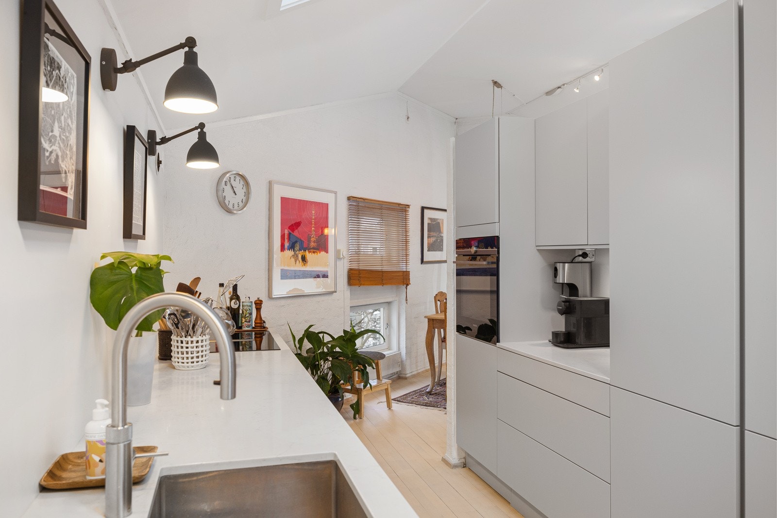 - Delikat og moderne kjøkken fra 2020, med naturlig lys fra et stort takvindu. Varmtvann er inkludert i felleskostnadene - Galleribilde