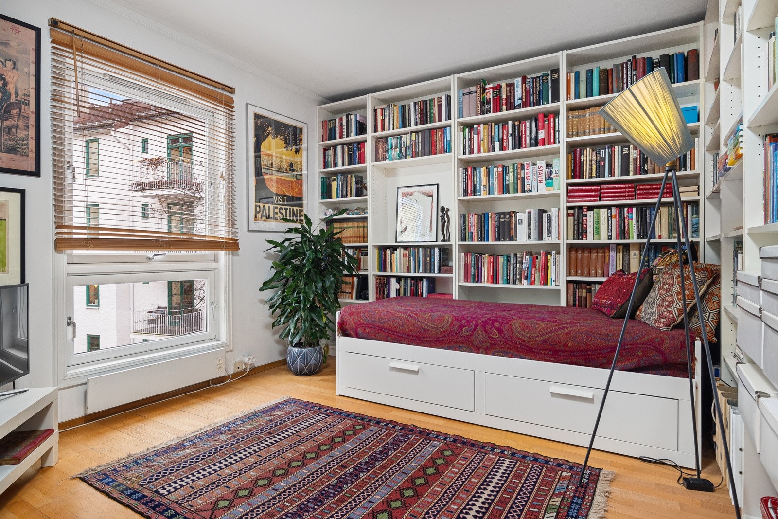 - Soverom II er romslig og har plass til dobbeltseng, nattbord, kontorpult osv - Galleribilde