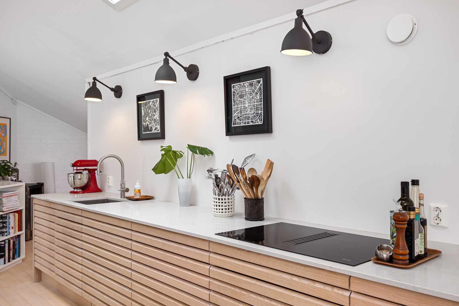 - Tidløs og elegant innredning fra HTH. Ekstra dyp benkeplate i kompositt gir god skap- og arbeidsplass - Galleribilde