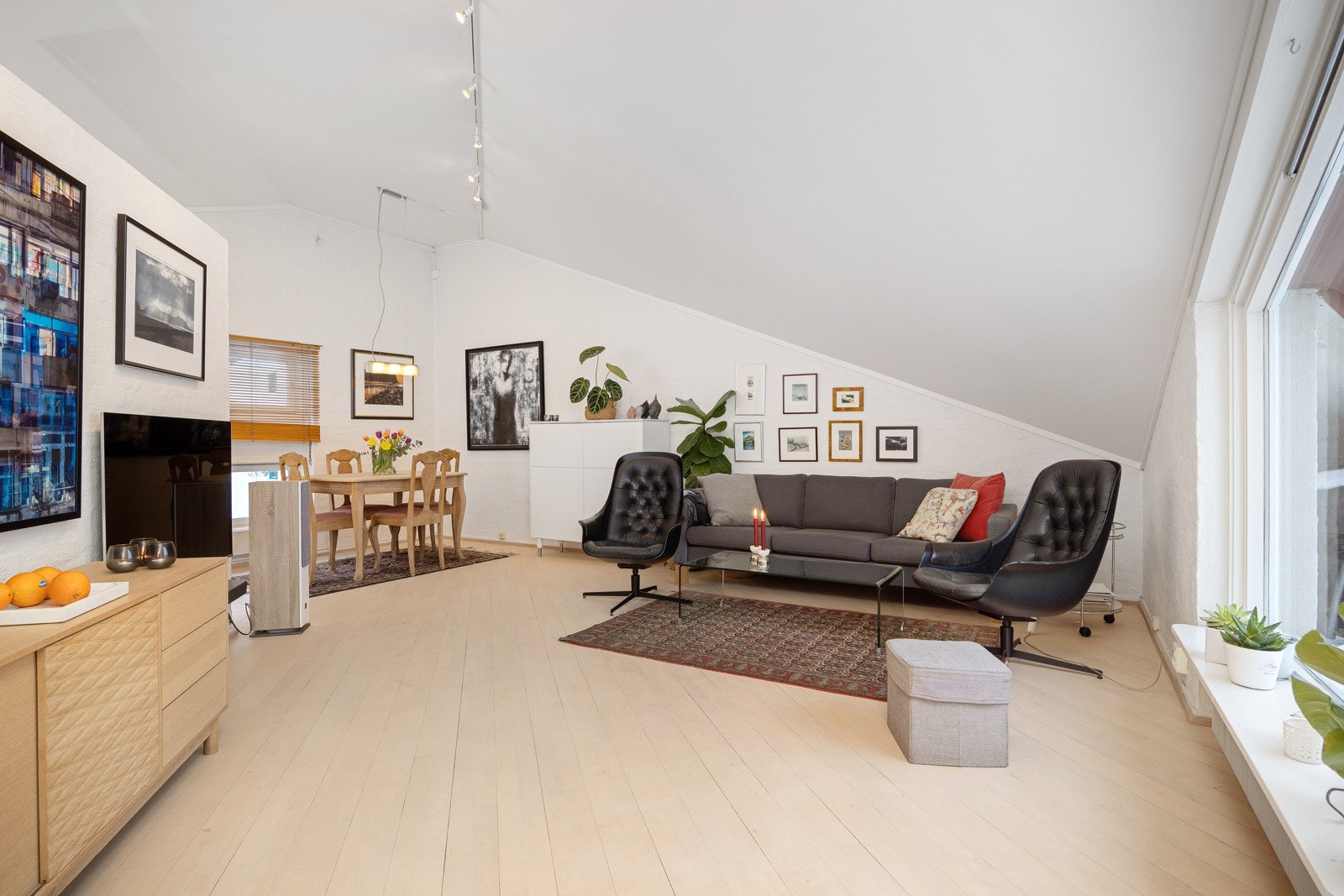 - Leiligheten ligger i den bakerste og mest attraktive rekken (lengst bort fra trafikk) og har hatt samme eier siden 1998 - Galleribilde