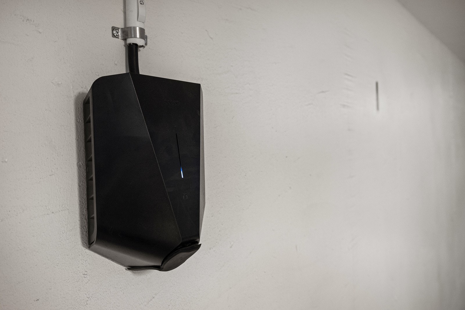 - Det er montert el.bil-lader på garasjeplassen - Galleribilde