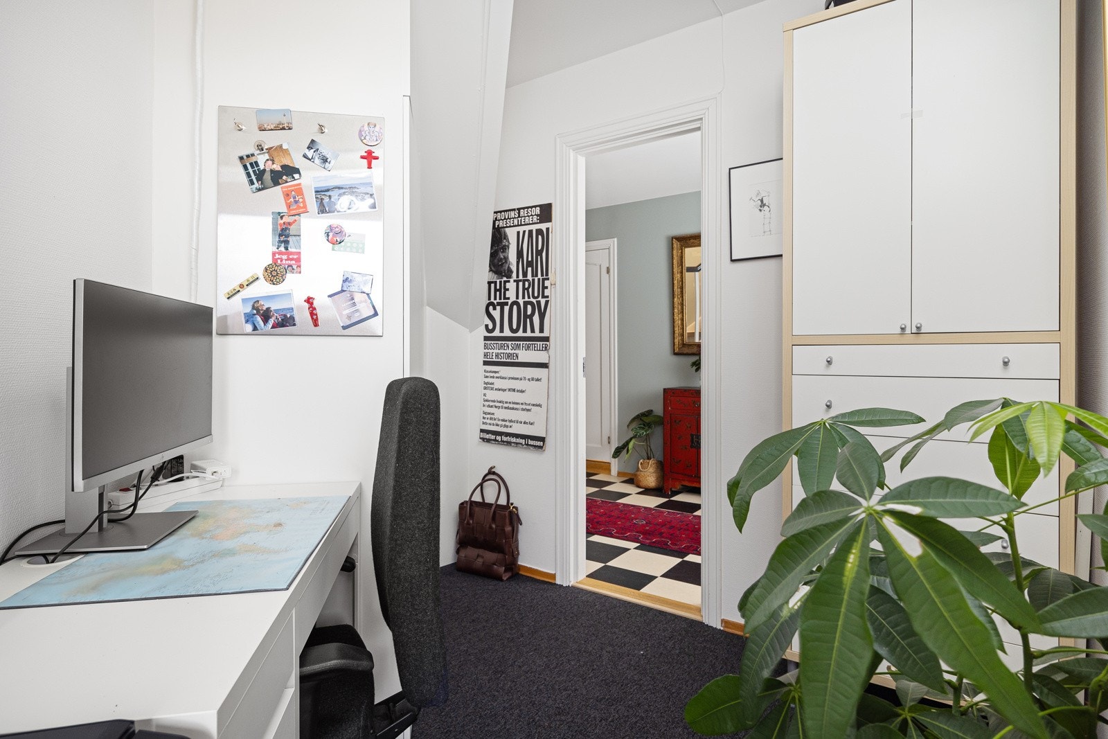 - Kontoret er praktisk innredet, med en stor skjult garderobe og et lunende veggtilvegg-teppe - Galleribilde