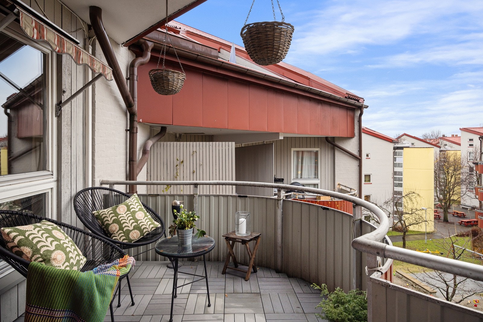 - Utgang til 8 m² solrik, sydvestvendt balkong fra kontor - Galleribilde