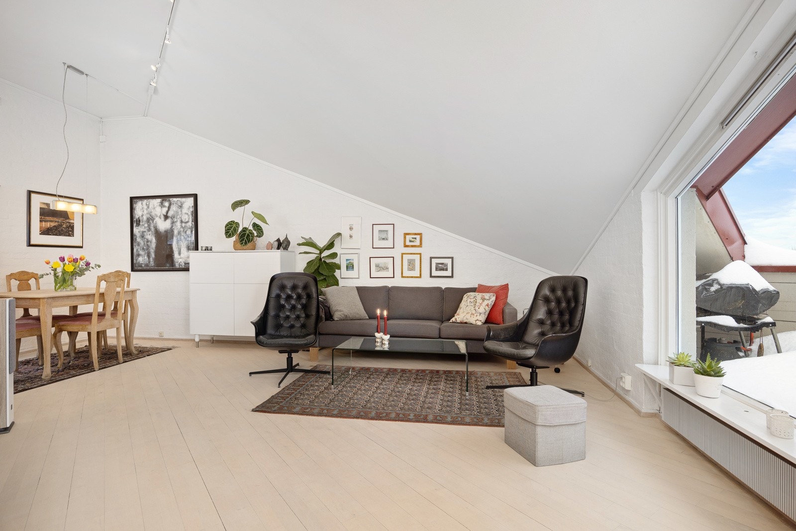 - Luftig loftstue med hele 3,14 meter takhøyde - Galleribilde