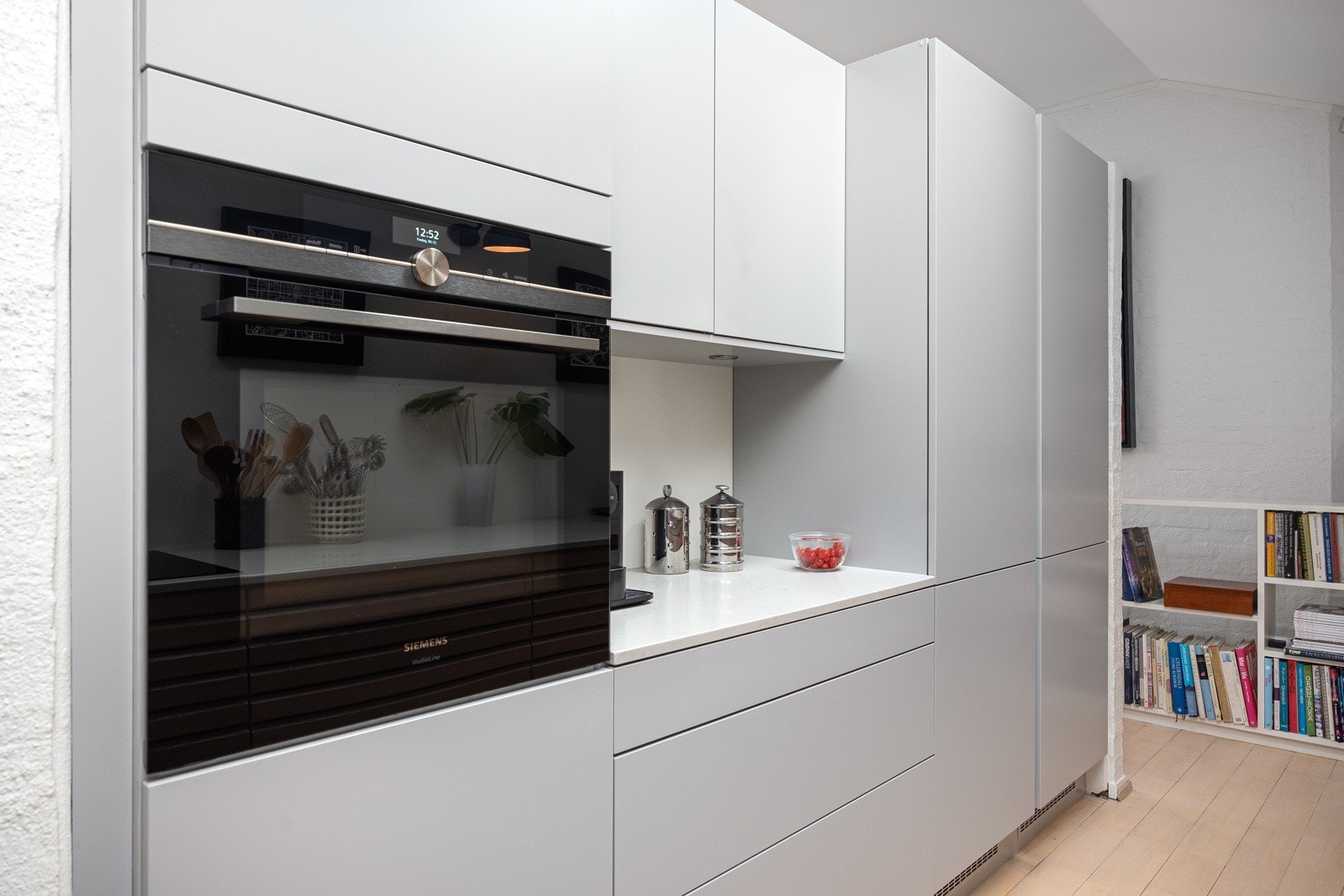 - Integrert stekeovn, induksjonstopp med integrert ventilator, oppvaskmaskin, kjøleskap og fryseskap - Galleribilde