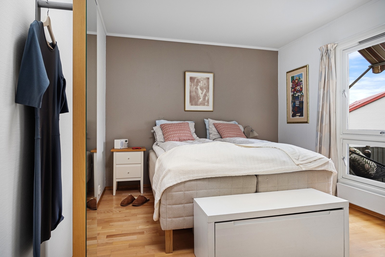 - Romslig hovedsoverom med plass til dobbeltseng, nattbord og kommode - Galleribilde