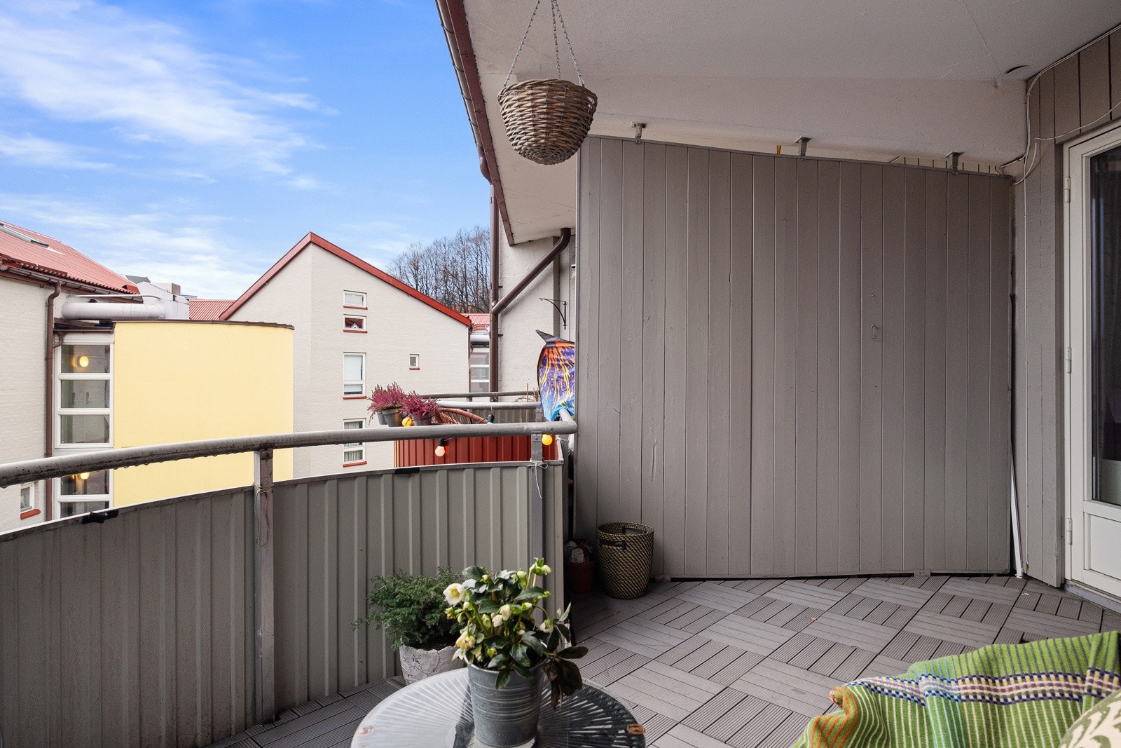 - Balkongen vender mot flott beplantet indre gårdsrom - Galleribilde