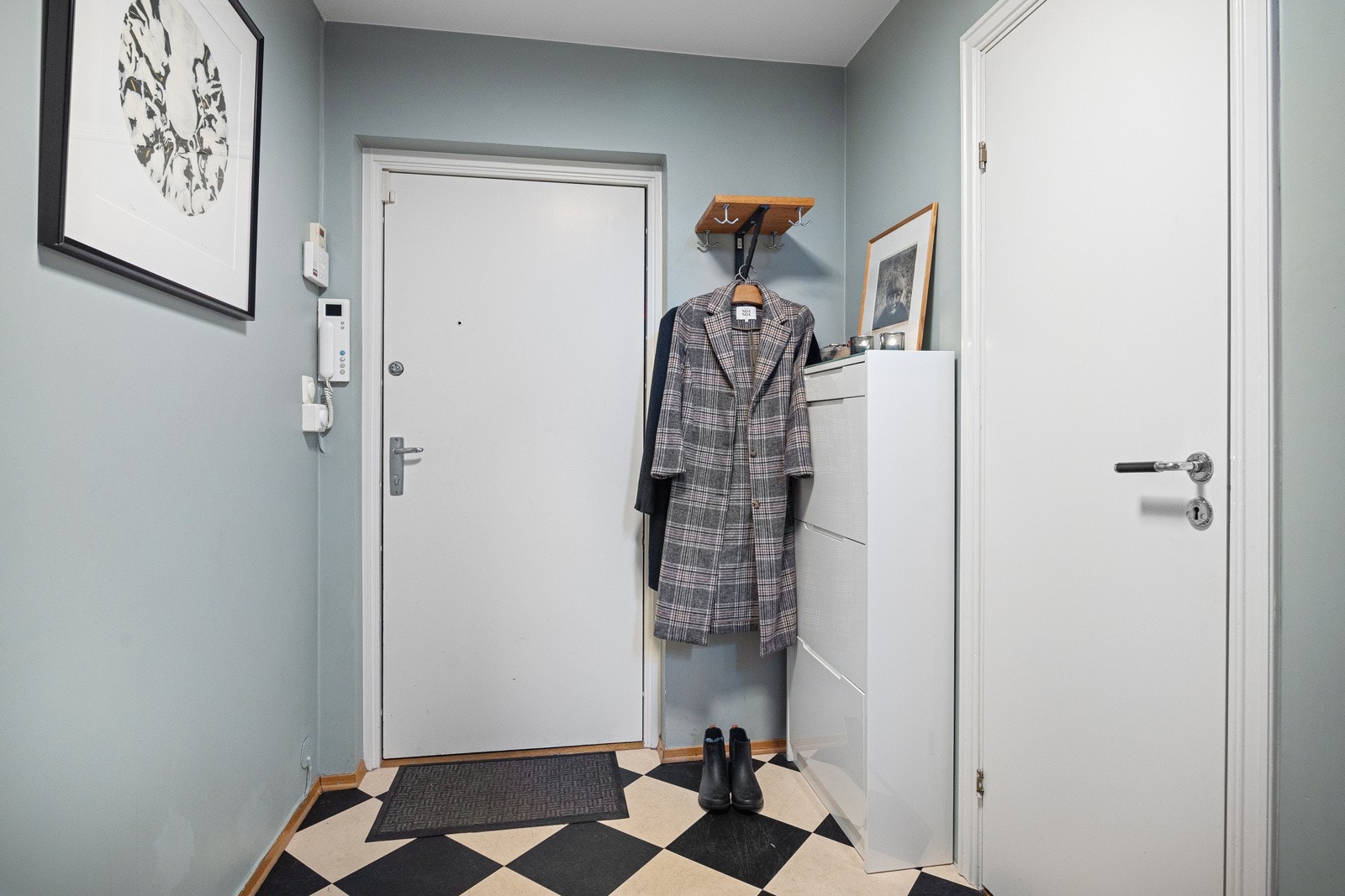 - Entré med plass til klær og sko. Dør mot fellesareal er brann- og lydklassifisert med sikkerhetslås og kikkehull - Galleribilde