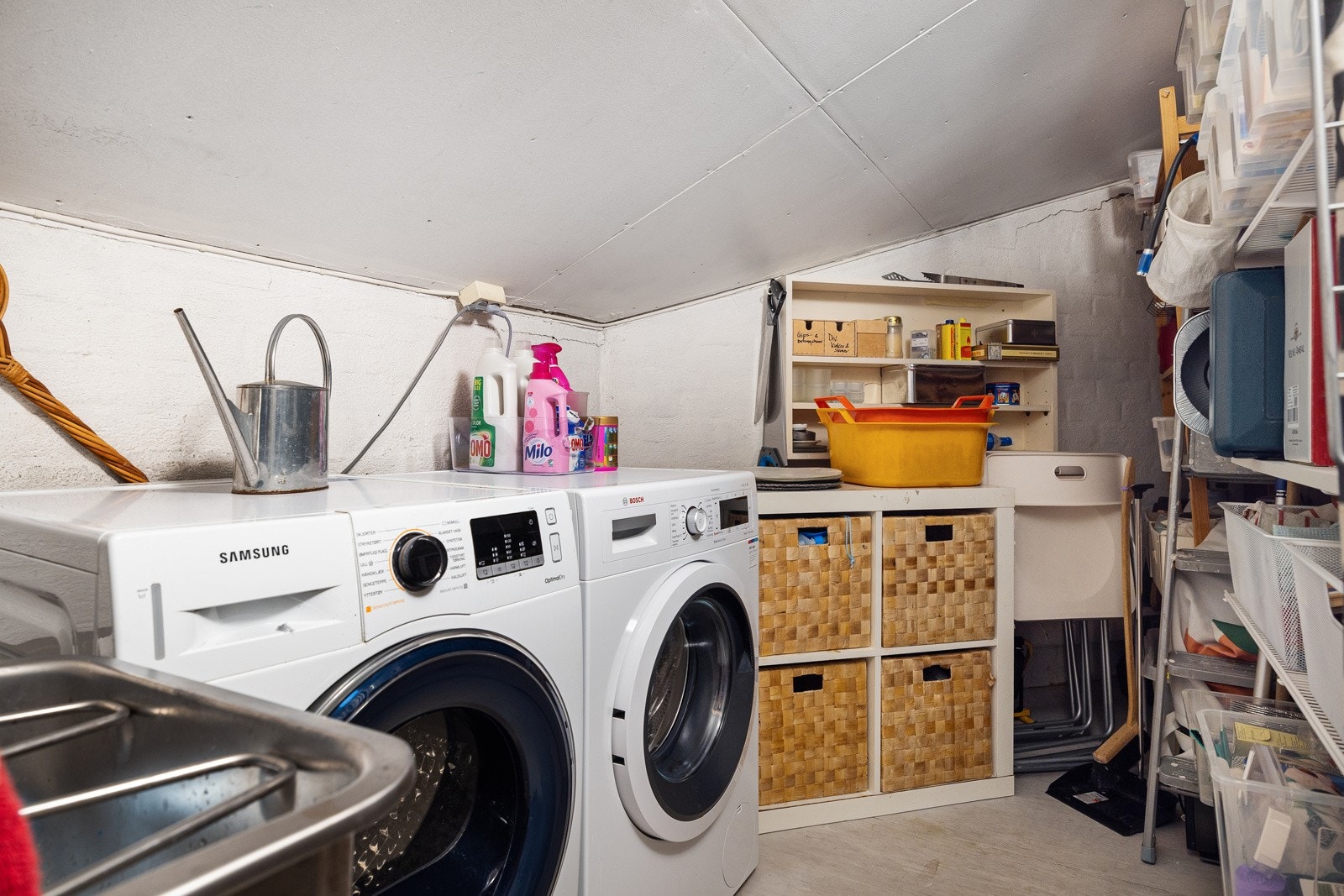 - Praktisk vaskerom med utslagsvask, hyller og opplegg for vaskemaskin og tørketrommel - Galleribilde